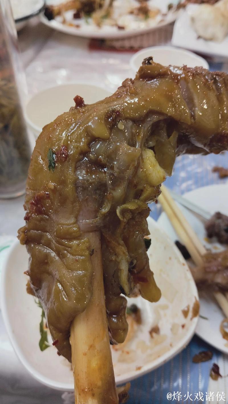 亚当斯社媒晒照：今天战斧劈扣，赛后奖励自己吃中餐羊肉串