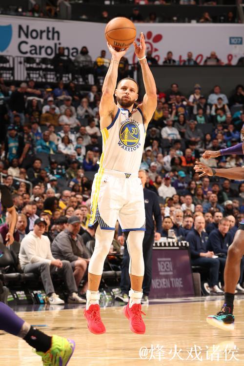 勇士赛前库里球员通道命中逆天三分 勇士赛前库里球员通道命中逆天三分